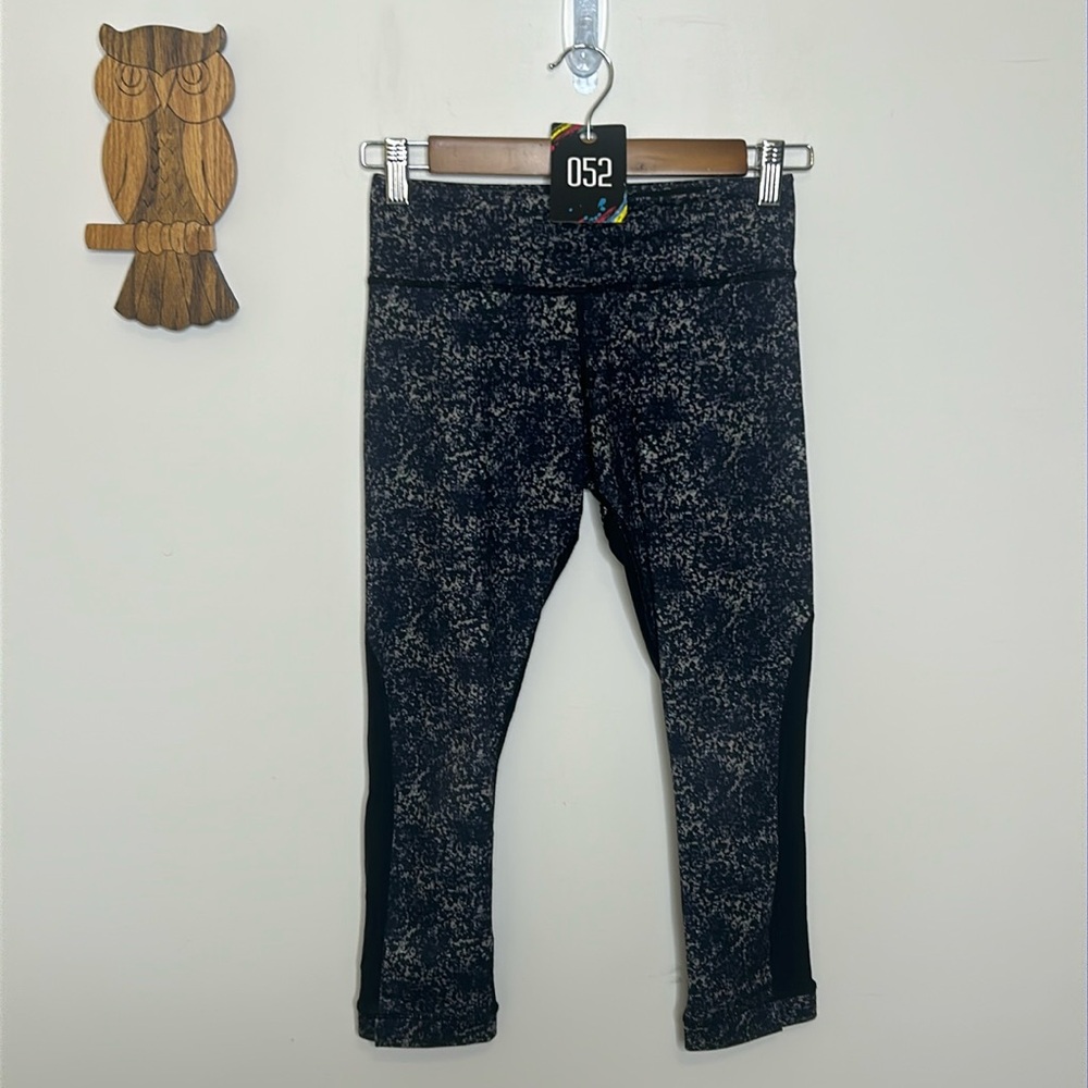Lululemon Journey Crop Rocky Road Sand Dune Toothpaste / Black pants